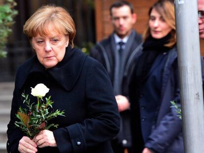 La canciller alemana, Angela Merkel, acude al mercadillo navideño berlinés donde se produjo el atentado.
