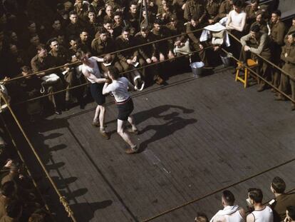 Foto de Robert Capa en un barco aliado, en 1943. La imagen forma parte de la exposición 'Capa en color', en el Círculo de Bellas Artes de Madrid.