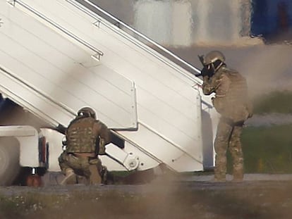 El ejército maltés somete a los secuestradores de un avión libio este viernes.
