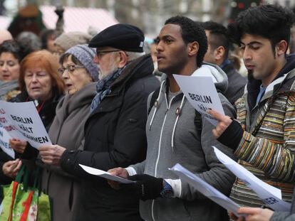 Un coro de alemanes y refugiados canta en solidaridad con las víctimas del atentado de Berlín y sus familias en la capital alemana. En vídeo, la canciller alemana, Angela Merkel, habla de la seguridad en el país.