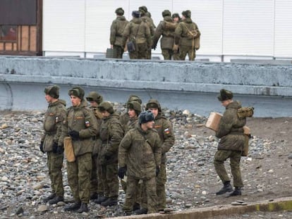 Soldados rusos patrullan, este lunes, el mar Negro en busca de restos del avión.