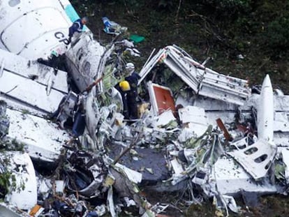 Trabajadores de rescate en el interior del avión siniestrado cerca de Medellín (Colombia).