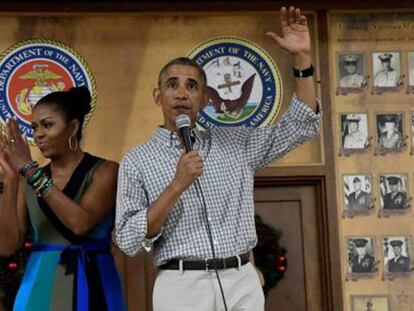 El presidente Barack Obama, junto a su esposa, en la base militar de Hawái, el pasado 25 de diciembre.