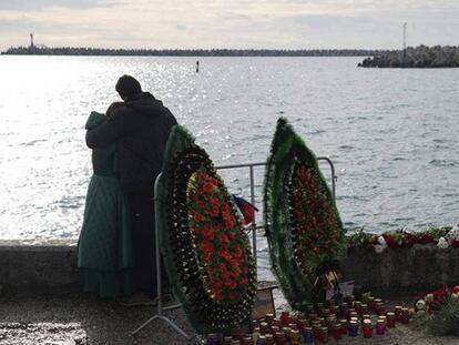 Velas y flores en memoria de las víctimas del accidente del avión. En vídeo, las imágenes de la caja negra.