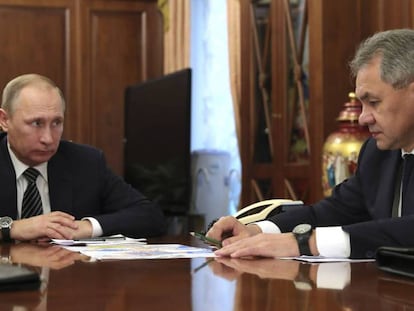 Vladímir Putin, con el ministro de Defensa ruso, Sergei Shoigu, en Moscú el 29 de diciembre. En vídeo, el presidente ruso explica los acuerdos adoptados.