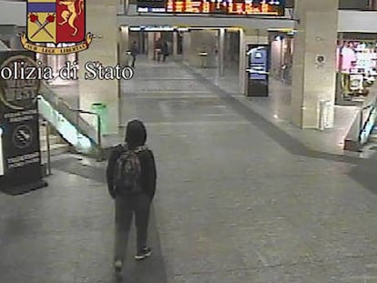 Amri captado por las cámaras de seguridad de la estación de trenes de Turín el 23 de diciembre.