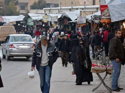 Un grupo de personas en Alepo, el día 29, tras el fin de los combates en la ciudad Siria.