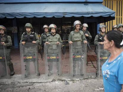 Una mujer pasa frente a agentes de la Guardia Bolivariana en La Fría, Táchira.