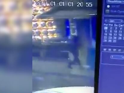 El supuesto atacante entra en la discoteca Reina, en Estambul.