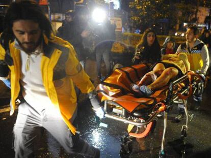 Traslado de uno de los heridos en el atentado. En vídeo, el viceprimer ministro turco anuncia la detención de ocho sospechosos relacionados con el ataque.