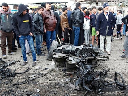 Restos del coche bomba que explotó en Sadr City en Bagdad, Irak, este lunes.