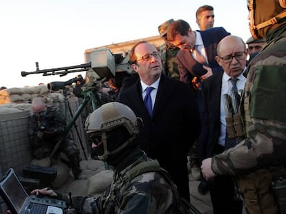 El presidente François Hollande y el ministro de Defensa Jean-Yves Le Drian visitan a los soldados franceses en una base en las afueras de Erbil, Irak.