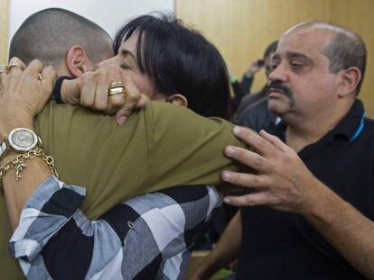 Azaria con sus padres, este miércoles antes de escuchar el veredicto en Tel Aviv.