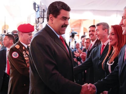 Nicolás Maduro saluda a Tareck El Aissami, nuevo vicepresidente ejecutivo de Venezuela, este miércoles en Caracas.