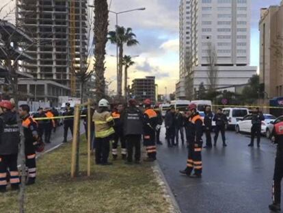 Los servicios de emergencia rodean la zona del atentado en Esmirna.