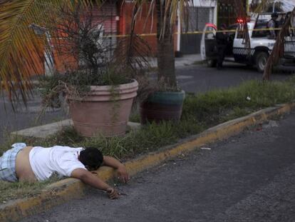 Una de las víctimas de los disturbios de Veracruz yace en la calle.