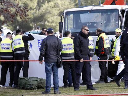 Las fuerzas de seguridad israelíes acordonan el lugar del atentado.