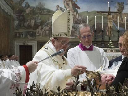 El papa Francisco, durante la tradicional ceremonia del sacramento del bautismo.