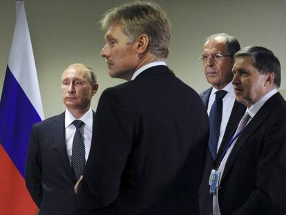 Vladimir Putin, rodeado por el ministro de Exteriores, Sergei Lavrov y Dmitri Peskov (c), el portavoz del Kremlin, en septiembre de 2015 en Nueva York. MIKHAIL KLIMENTYEV REUTERS