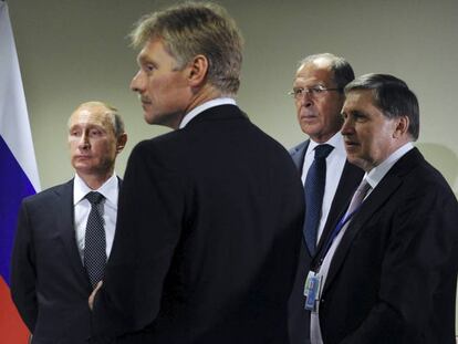 Vladimir Putin, rodeado por el ministro de Exteriores, Sergei Lavrov y Dmitri Peskov (c), el portavoz del Kremlin, en septiembre de 2015 en Nueva York. MIKHAIL KLIMENTYEV REUTERS