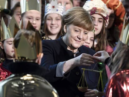La canciller Angela Merkel en Berlín, en una recepción con niños tradicional de Navidad.