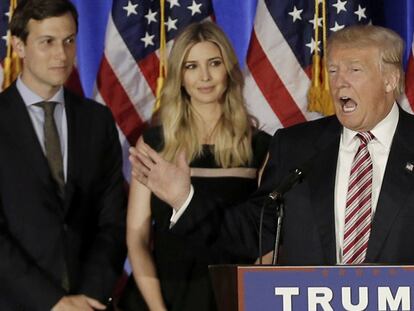 Trump, durante un discurso, con su yerno Jared Kushner y su hija Ivanka. REUTERS