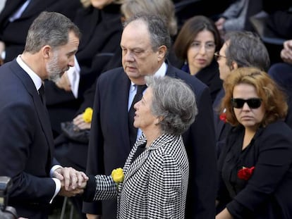 El rey Felipe VI saluda a Isabel Soáres, hija del expresidente portugués Mario Soáres durante su funeral. Miguel A. Lopes EFE
