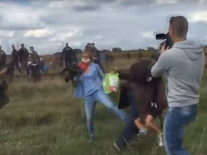 La periodista zancadillea a un hombre con un niño en brazos.