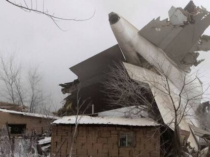 Restos del avión tras estrellarse sobre una zona residencial en Kirguizistán.