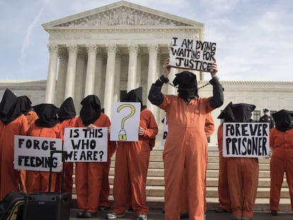 Manifestantes por el cierre de Guantánamo frente a la Corte Suprema de EE UU en Washington, el pasado miércoles.