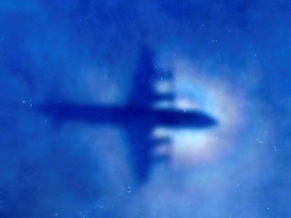 Un avión de la Fuerza Aérea de Nueva Zelanda busca restos del MH370 en marzo pasado.