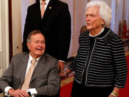 El presidente George H. W. Bush y Barbara Bush, en la Casa Blanca en 2012.