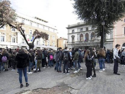 Estudiantes y profesores del colegio Machiavelli, de Roma, permanecen este miércoles en el exterior del centro tras los seísmos. En vídeo, las primeras imágenes del momento del seísmo.