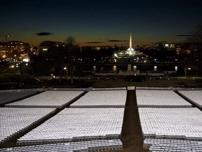Las sillas vacías y el Monumento a Washington, vistos desde el escenario de la investidura de Trump.