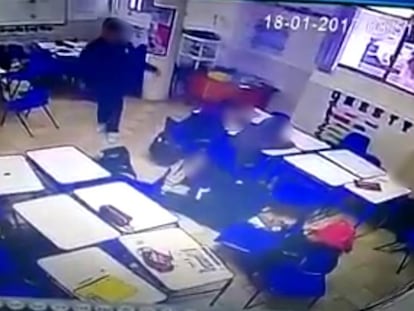 El autor del tiroteo, tras disparar a sus compañeros y a una profesora.