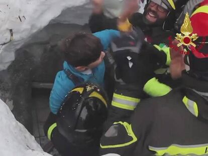 Captura de vídeo facilitada por el Departamento de Bomberos de Italia que muestra el rescate de dos niños en el hotel Rigopiano (Italia) el 20 de enero de 2017.