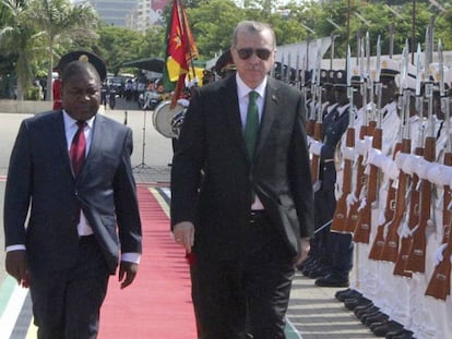 El presidente turco, Recep Tayyip Erdogan (derecha), acompañado por su homólogo de Mozambique, Filipe Nyusi, durante una ceremonia este martes en Maputo.
