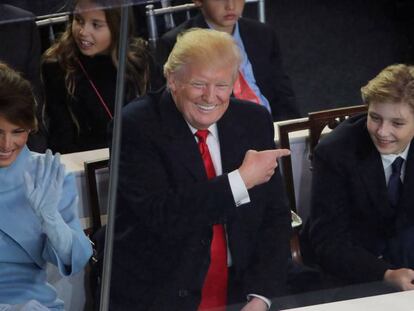 Barron Trump con sus padres Donald y Melania Trump.