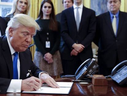 El presidente de EEUU, Donald Trump, durante la firma de dos órdenes ejecutivas, este martes.