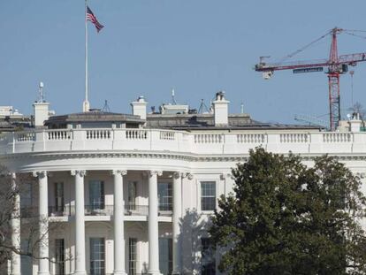 La bandera de Greenpeace, sobre la Casa Blanca, este miércoles.