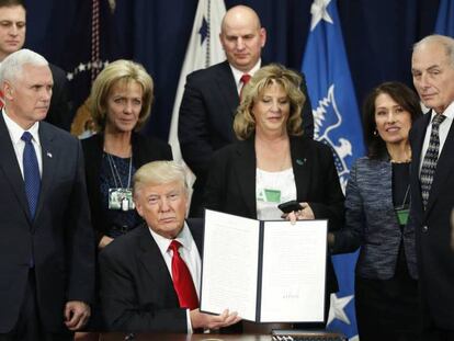 El presidente Trump muestra la orden ejecutiva con su firma.