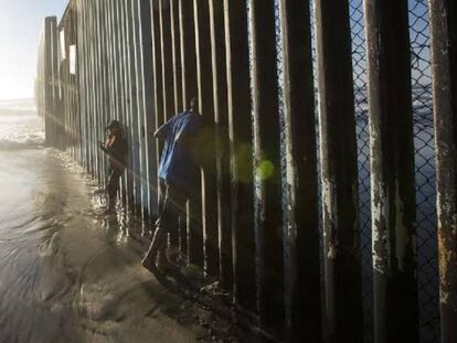 El muro entre México y EE UU en la playa de Tijuana.