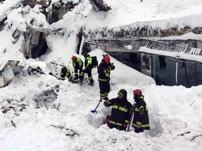 Los equipos de rescate del hotel Rigopiano, el pasado jueves.
