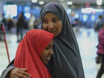 Dos mujeres somalíes en el aeropuerto de Nueva York.