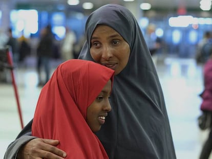 Dos mujeres somalíes en el aeropuerto de Nueva York.