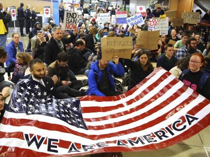 Protesta en el aeropuerto de Seattle este sábado.