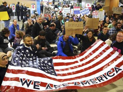 Protesta en el aeropuerto de Seattle este sábado.