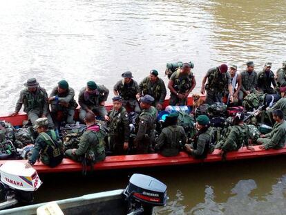 Fotografía cedida por el Bloque Sur de las FARC del domingo 29 de enero de sus integrantes viajando por el río Mecaya en el Putumayo.
