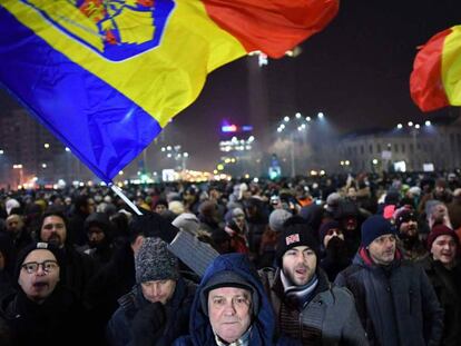 Manifestación contra la nueva ley en Bucarest, en noche del martes al miércoles.