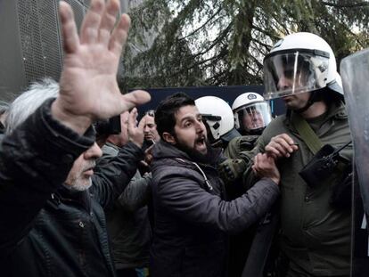 Choques entre agricultores y policías, el 2 de febrero en Salónica. En vídeo, comparecencia de la portavoz de la Comisión Europea.